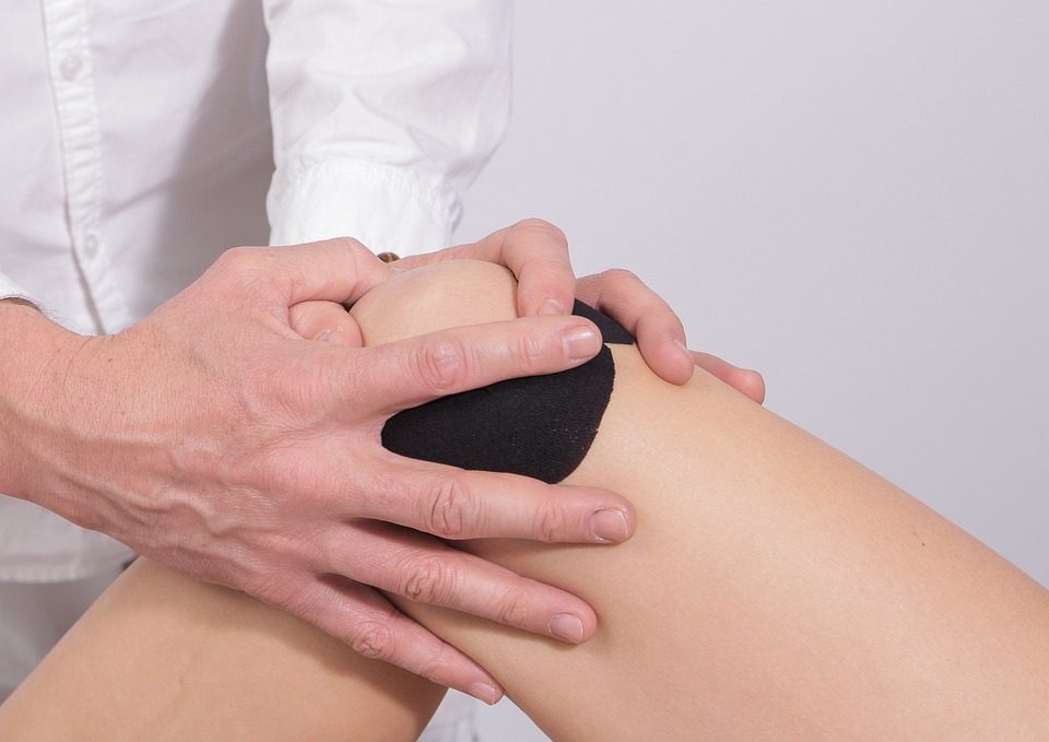  A vascular specialist tapping a knee